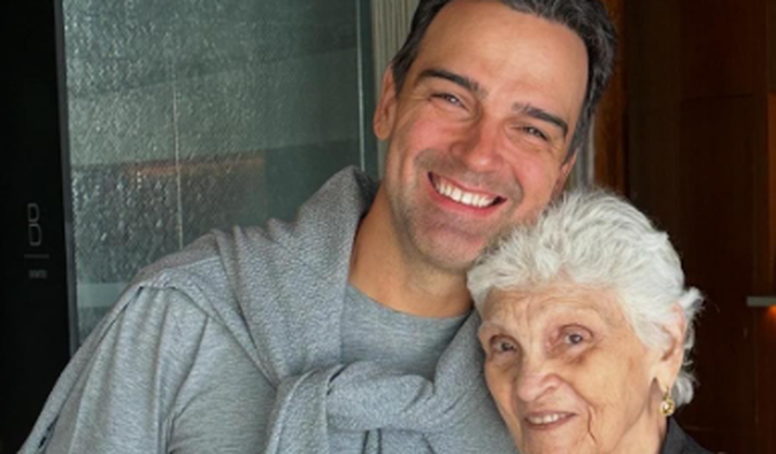 Tadeu Schmidt anuncia morte da mãe aos 92 anos