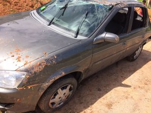 Carro desliza na pista e atropela estudantes que aguardavam o transporte escolar