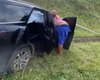 Motorista perde o controle e derruba poste em Arapiraca