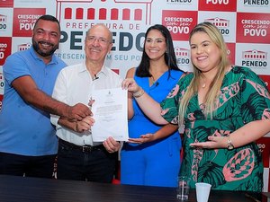 Prefeito Ronaldo Lopes empossa Teresa Machado na Secretaria de Cultura de Penedo