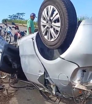 Carro capota após colisão com veículo que transportava cana-de-açúcar na AL-105