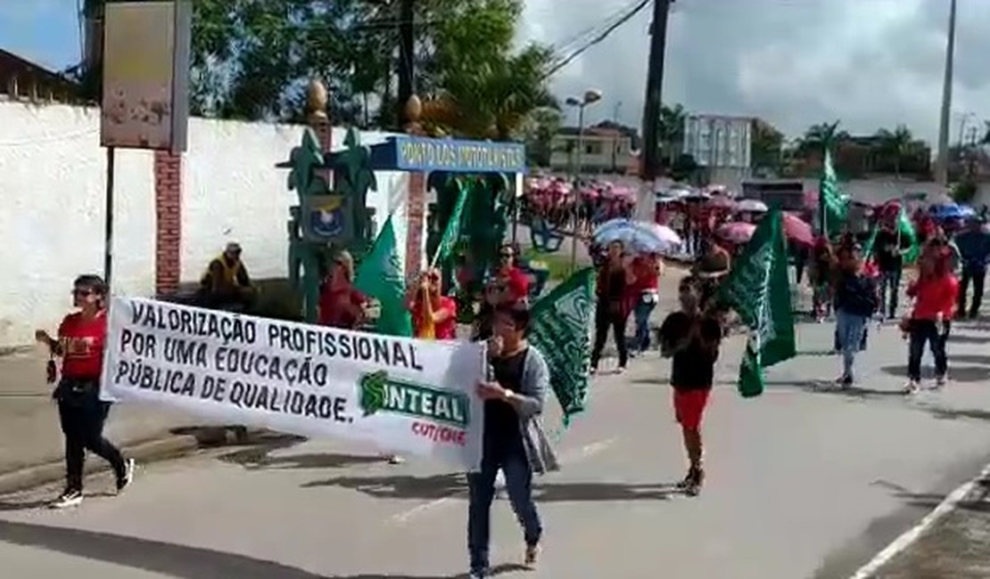 [Vídeo] Professores da rede municipal protestam em Teotonio Vilela