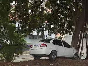 [Vídeo] Carro fica pendurado em ribanceira após invadir canteiro e bater em árvore no Farol
