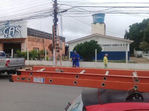 Incêndio em fiação de poste assusta moradores, em Arapiraca