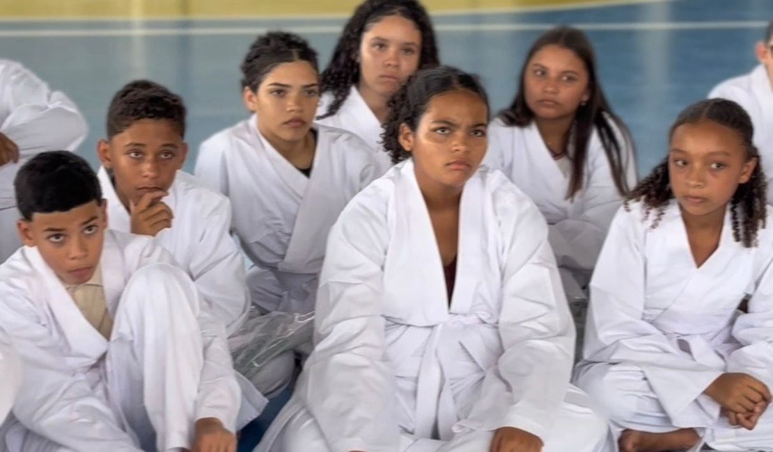 Jundiá investe no esporte infantil e entrega materiais de judô para crianças e adolescentes