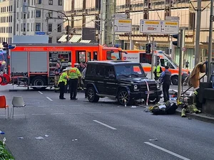 Carro atropela multidão na cidade alemã de Stuttgart e deixa vários feridos