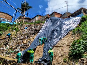 Defesa Civil inicia colocação de lonas em áreas de risco