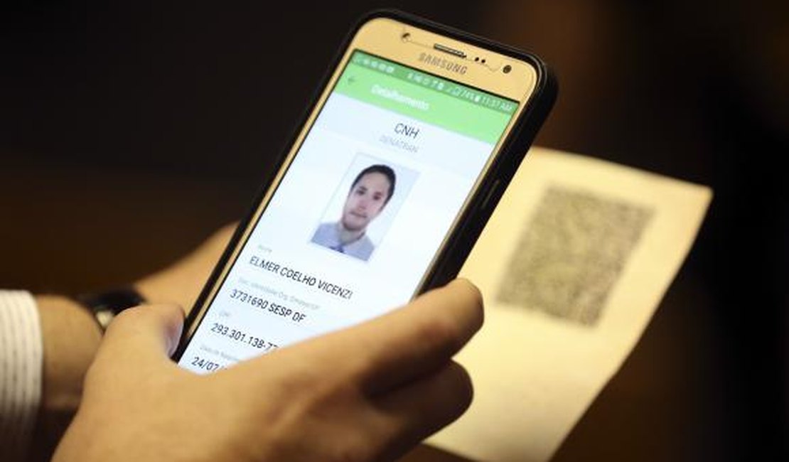 Motoristas já podem baixar carteira de habilitação no celular