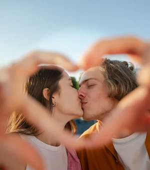 Namorar é constrangedor? Entenda debate que surgiu nas redes sociais