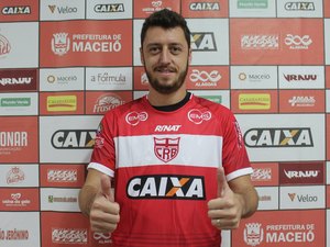 Felipe Menezes vai ao CT, acompanha treino e é apresentado pelo CRB