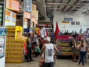 MLB realiza manifestação em supermercado atacadista em Maceió; PM é acionada