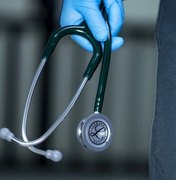 Médico é indiciado por violação sexual após esfregar genital em paciente