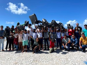 Alunos de escola pública participam de mutirão de limpeza na Praia de Maragogi