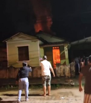 Casa de idosos é destruída por incêndio depois de ser atingida pelas chuvas em Penedo
