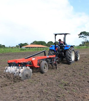 Programa Terra Pronta promove aragem de mais 6 mil tarefas de terra, em São Sebastião