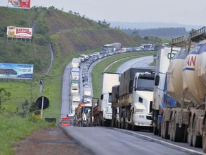 Caminhoneiros voltam a bloquear rodovias em ao menos três estados