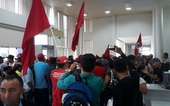 Integrantes do MST ocupam prédio do INSS em Arapiraca