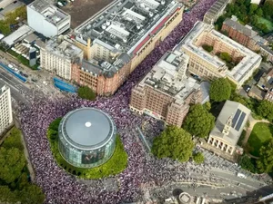 Mais de 100 mil pessoas participam de protesto em Londres convocado por ativista de extrema direita