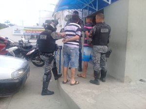 Polícia prende dupla suspeita de cometer assaltos na Cambona