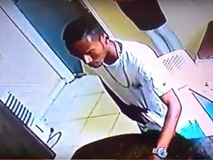 [Vídeo] Câmeras de vigilância flagram criminosos assaltando loja