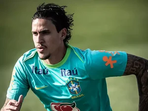 Pedro, do Flamengo, sofre grave lesão no joelho em treino da seleção e está fora da temporada