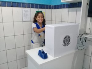 Alunos simulam eleições e escolhem representantes em escola no Jacintinho