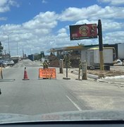 Vazamento em tubulação abre cratera e danifica trecho da Avenida José Alexandre, em Arapiraca