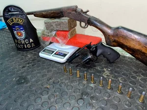 Traficante é preso com 1,5kg de maconha, armas de fogo e munições em Maceió