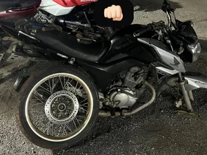 Polícia recupera motocicleta roubada que estava sendo desmontada em Arapiraca