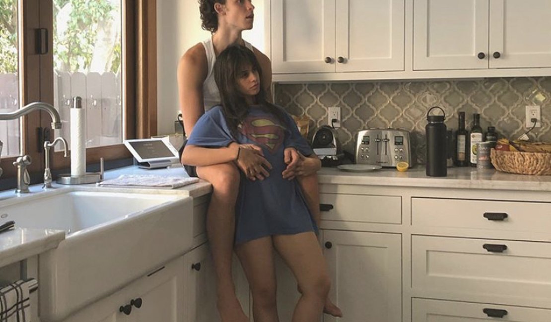 Shawn Mendes compartilha momento íntimo com Camila Cabello e dispara a internet