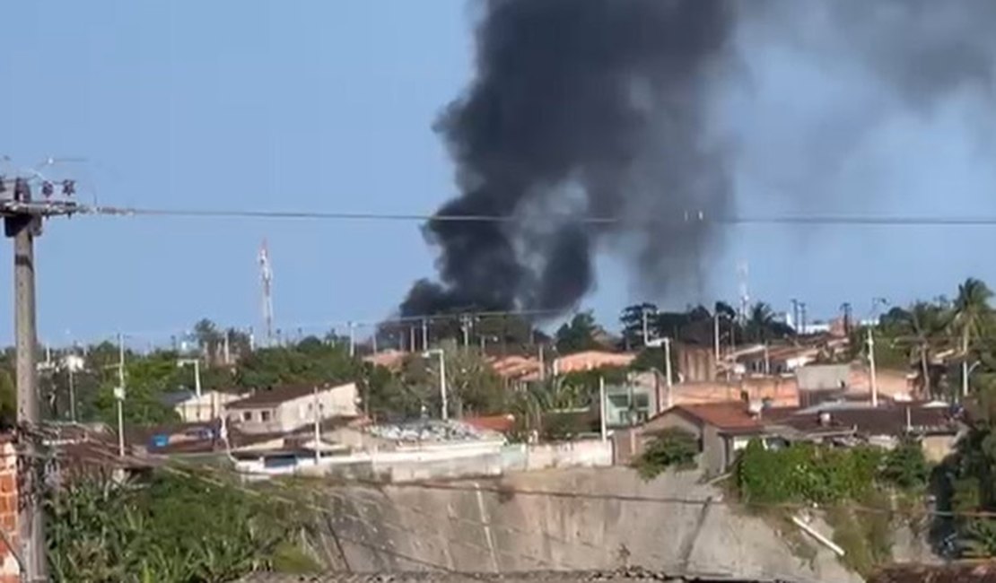 Incêndio em terreno baldio assusta moradores no Benedito Bentes, em Maceió
