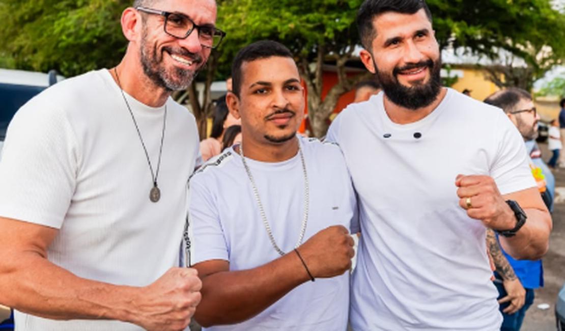 Leonardo Dias e Fabio Costa participam de procissão em Santana do Ipanema e enaltecem fé do povo sertanejo