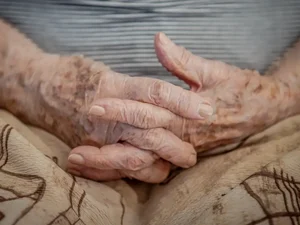 Suspeita de agredir idosa com deficiência visual é presa; mulher tinha posse de cartão benefício