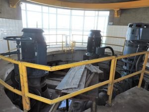 Casal e Agreste Saneamento trabalham no conserto de motobomba para regularizar abastecimento em Arapiraca