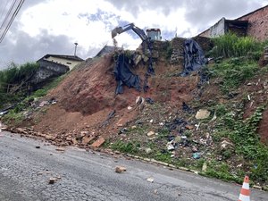 Ladeira na Chã da Jaqueira é interditada para início de obras em encosta