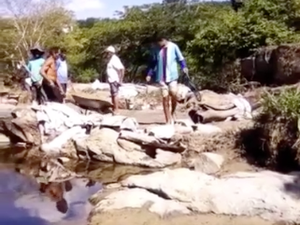  [Vídeo] Moradores se revoltam com prefeito e constroem ponte em Olho D´Água Grande