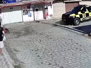Perseguição da SMTT quase atinge homem com bebê no colo; veja vídeo