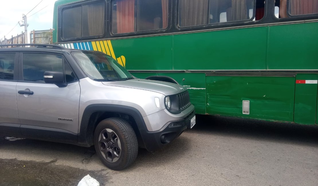 Acidente envolvendo Jeep e Ônibus é registrado em Arapiraca