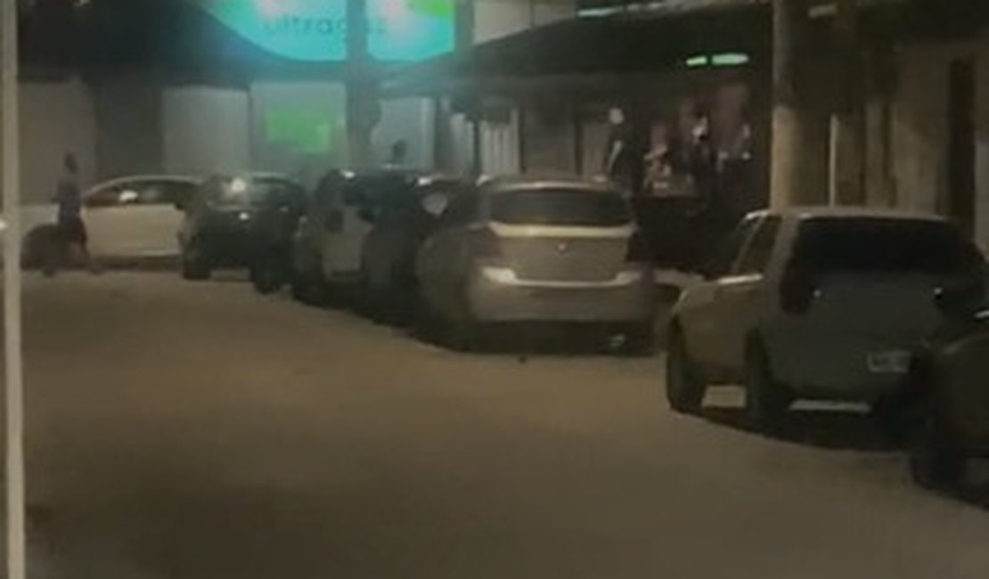 [Vídeo] Confronto entre torcedores termina com disparos em bar na Cruz das Almas