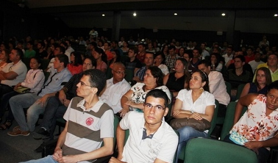 Célia Rocha vai dar posse a outros 217 aprovados