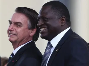 Bolsonaro chama policial negro e pergunta se ele é irmão do Hélio Negão