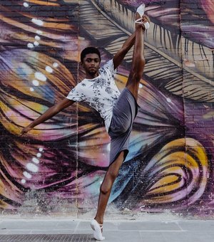 Bailarino carioca ganha bolsa para faculdade na Alemanha e faz 'vaquinha'