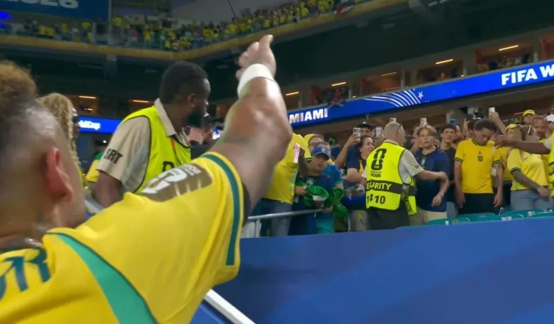 Filho de Neymar é barrado por segurança ao tentar abraçar pai após o jogo