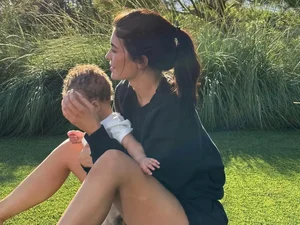 Kylie Jenner posta novos fotos com filho caçula