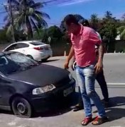 [Vídeo] Homem quebra o próprio carro ao saber que veículo iria ser rebocado