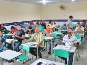 Condutores do transporte escolar da SEMEDE participam de curso de formação