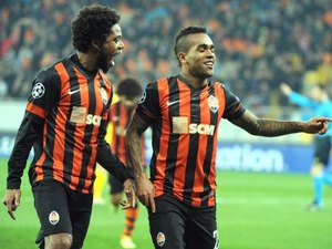 Artilheiro e recordista, Luiz Adriano supera R10 e agora mira Kaká e CR7