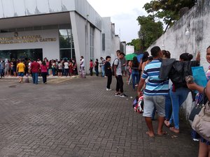 Eleitores se acumulam em frente ao fórum na esperança de regularizar título