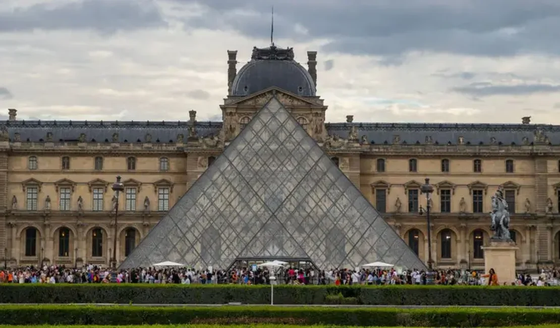 Ladrões invadem museu do Louvre e roubam joias de Napoleão