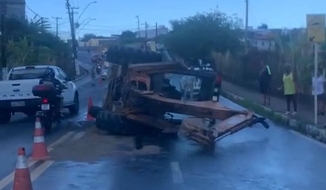 Trator tomba e deixa trânsito lento na Avenida Muniz Falcão, em Maceió